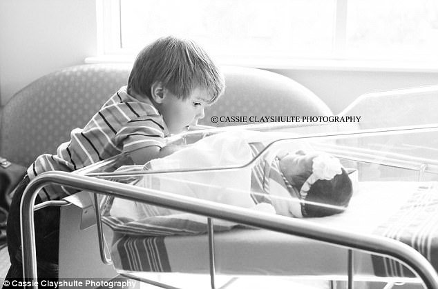 Τα μωρά Ρωμαίος και Ιουλιέτα έκαναν επική φωτογράφιση -Φορώντας κορώνα, στέμμα και δαντέλα [εικόνες] | iefimerida.gr 4