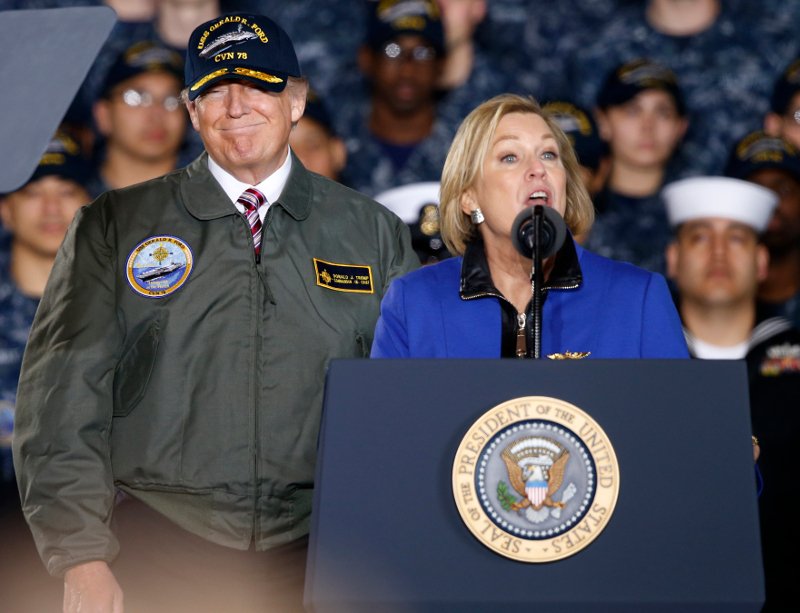 Ο Τραμπ έβαλε στρατιωτική στολή και καμαρώνει -Υποσχέθηκε να ναυπηγήσει τον μεγαλύτερο στόλο [εικόνες] | iefimerida.gr 2