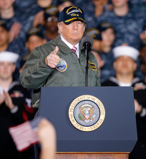 Ο Τραμπ έβαλε στρατιωτική στολή και καμαρώνει -Υποσχέθηκε να ναυπηγήσει τον μεγαλύτερο στόλο [εικόνες] | iefimerida.gr 1