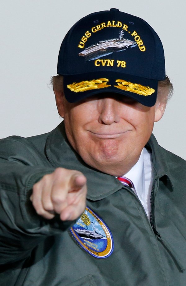 Ο Τραμπ έβαλε στρατιωτική στολή και καμαρώνει -Υποσχέθηκε να ναυπηγήσει τον μεγαλύτερο στόλο [εικόνες] | iefimerida.gr 4