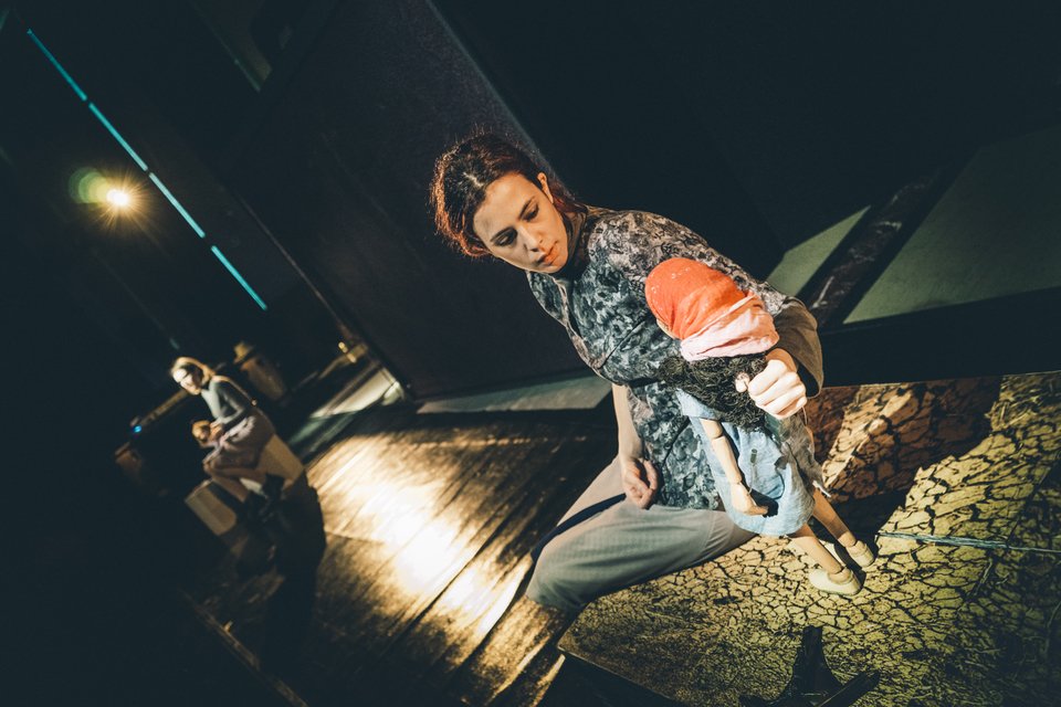 Παράσταση για την προσφυγιά με ηθοποιούς, μαριονέτες και θέατρο σκιών [εικόνες] | iefimerida.gr 0