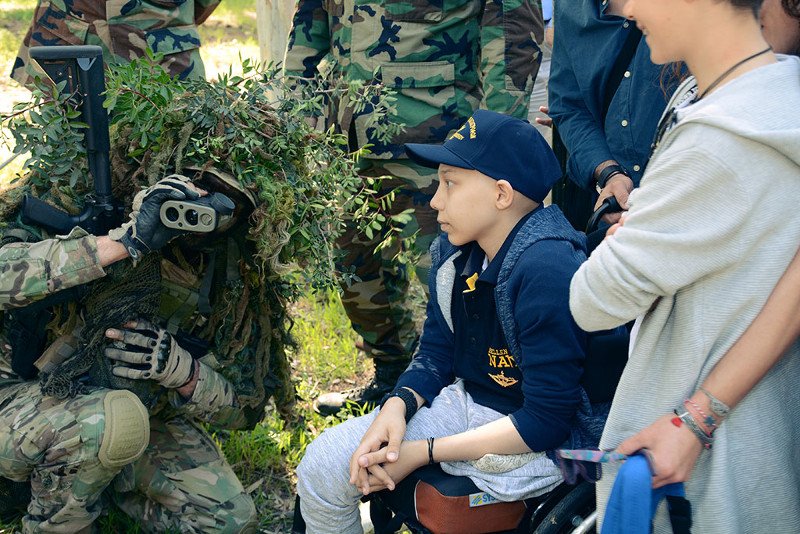 Ο πιο μικρός ΟΥΚ είναι 13 ετών -Ο Γιώργος έζησε το όνειρό του [εικόνες] | iefimerida.gr 1