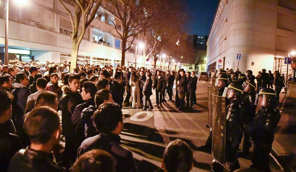 Παρίσι: 35 συλλήψεις στη διαδήλωση για τον θάνατο Κινέζου από πυροβολισμό αστυνομικού | iefimerida.gr 0