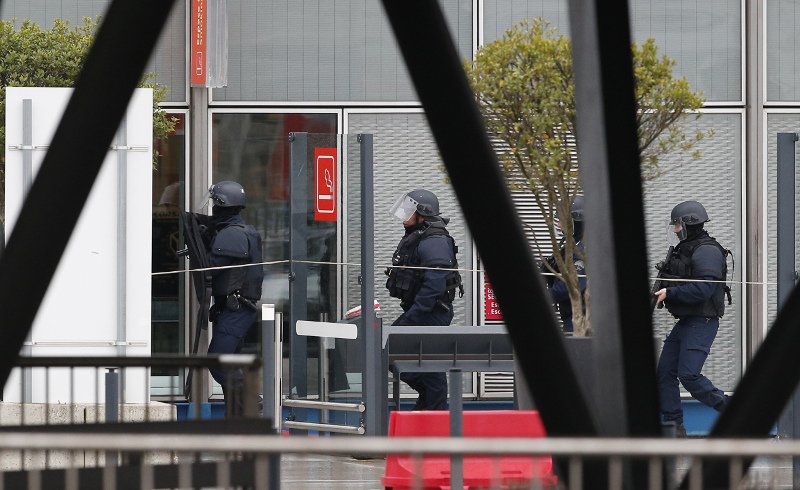 Επίθεση στο Ορλί: Νεκρός ο δράστης – Το SMS «πυροβόλησα αστυνομικούς» | iefimerida.gr 3