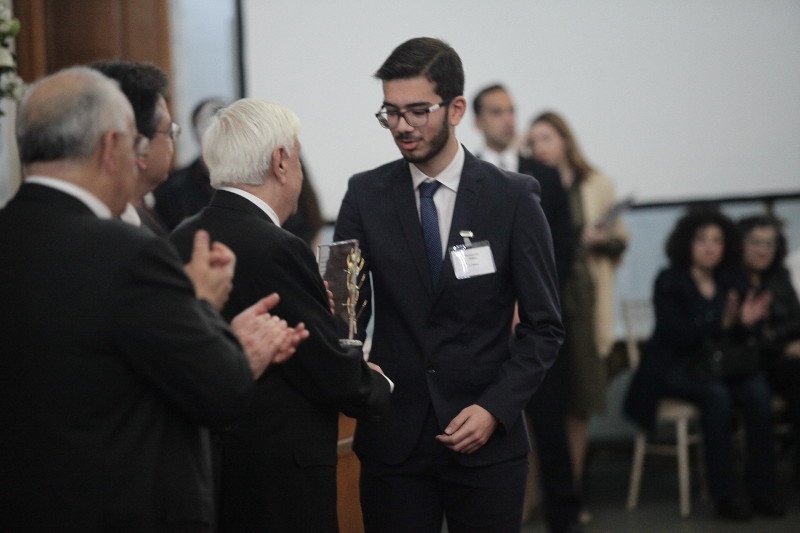 Bραβεία στους κορυφαίους μαθητές του έτους 2015-16 απένειμε ο ΠτΔ [εικόνες] | iefimerida.gr 0