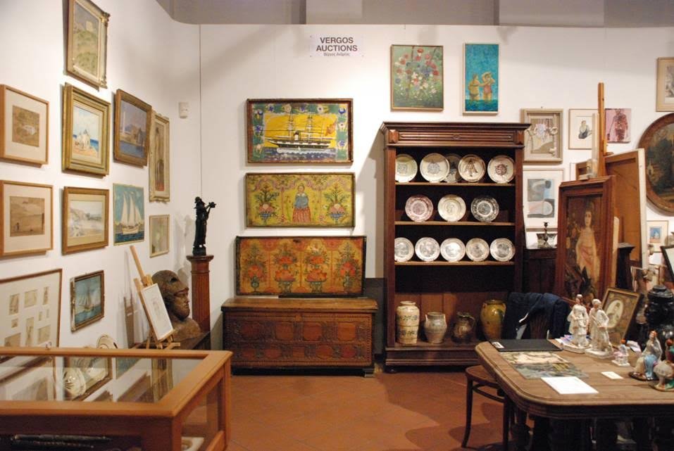 Παζάρι αντίκας και έργων τέχνης -Γκραβούρες, έπιπλα, ασημικά, γυαλικά [εικόνες]  | iefimerida.gr 0