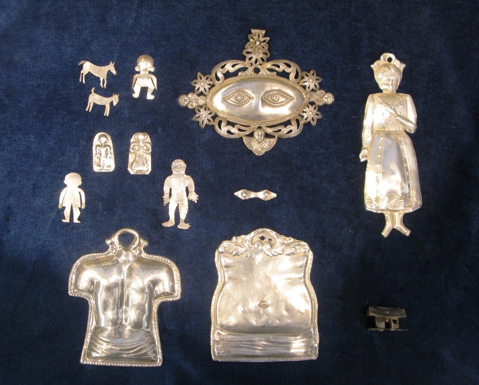 Παζάρι αντίκας και έργων τέχνης -Γκραβούρες, έπιπλα, ασημικά, γυαλικά [εικόνες]  | iefimerida.gr 4