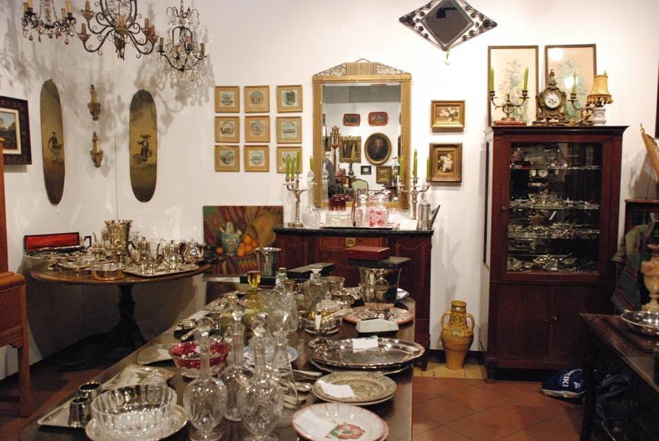 Παζάρι αντίκας και έργων τέχνης -Γκραβούρες, έπιπλα, ασημικά, γυαλικά [εικόνες]  | iefimerida.gr 6