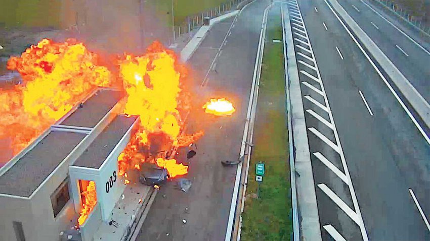 Νέα στοιχεία για το τροχαίο με την Porsche -Υπάρχει και δεύτερο βίντεο [εικόνες] | iefimerida.gr 1