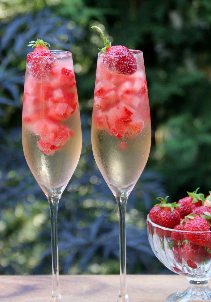 Παγάκια από prosecco και φράουλες | iefimerida.gr 1