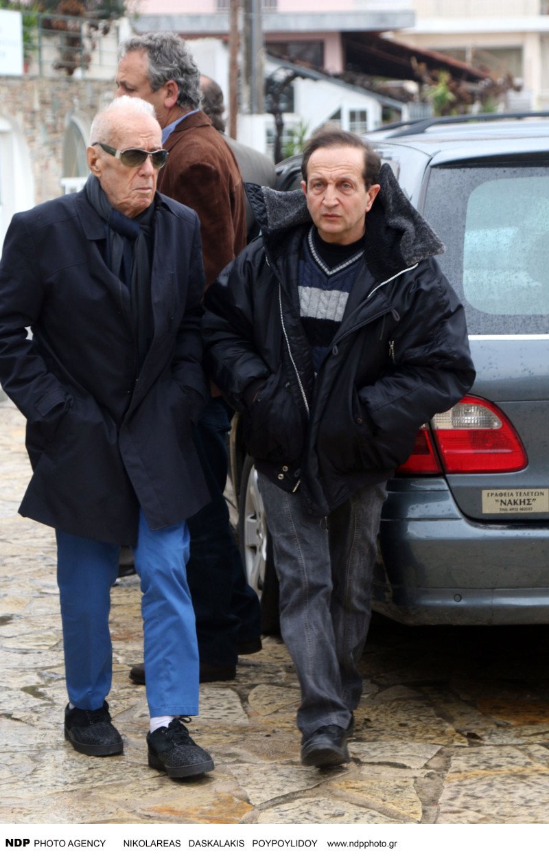 Φίλοι ηθοποιοί, ο γιος και η εγγονή της αποχαιρέτησαν την Ευαγγελία Σαμιωτάκη [εικόνες] | iefimerida.gr 3