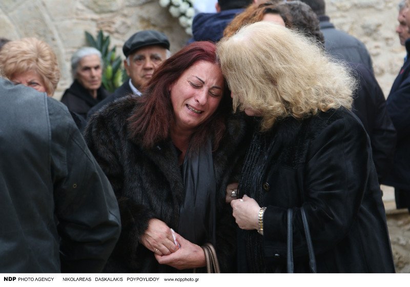 Φίλοι ηθοποιοί, ο γιος και η εγγονή της αποχαιρέτησαν την Ευαγγελία Σαμιωτάκη [εικόνες] | iefimerida.gr 4