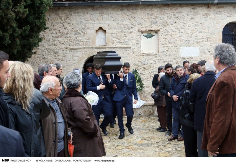 Φίλοι ηθοποιοί, ο γιος και η εγγονή της αποχαιρέτησαν την Ευαγγελία Σαμιωτάκη [εικόνες] | iefimerida.gr 0