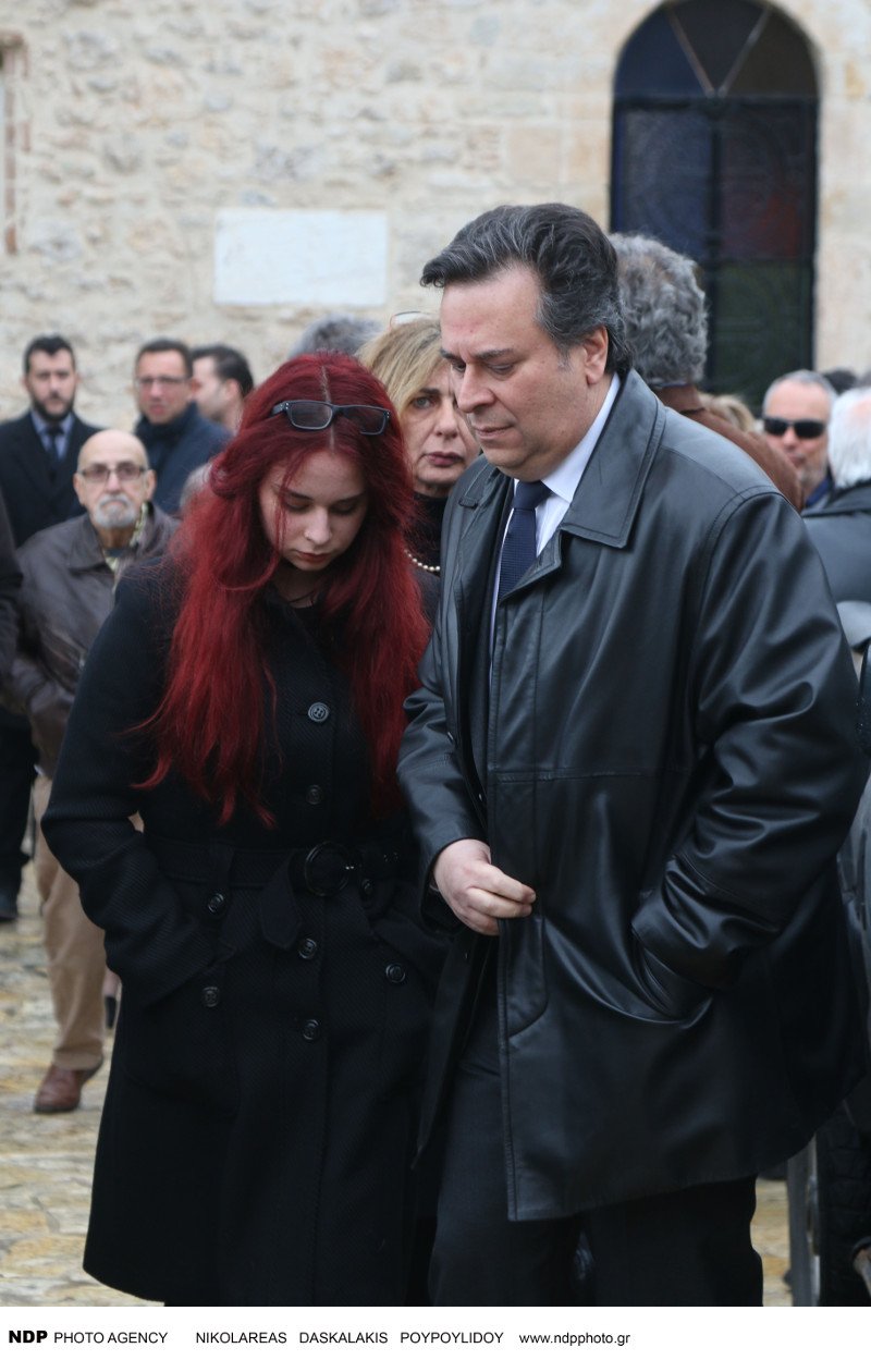 Φίλοι ηθοποιοί, ο γιος και η εγγονή της αποχαιρέτησαν την Ευαγγελία Σαμιωτάκη [εικόνες] | iefimerida.gr 1