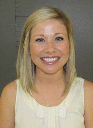 Tα «ιδιαίτερα» μαθήματα Βιολογίας που έκανε νεαρή καθηγήτρια σε 17χρονο: Σεξ στο σχολείο [εικόνες] | iefimerida.gr 1