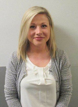 Tα «ιδιαίτερα» μαθήματα Βιολογίας που έκανε νεαρή καθηγήτρια σε 17χρονο: Σεξ στο σχολείο [εικόνες] | iefimerida.gr 0