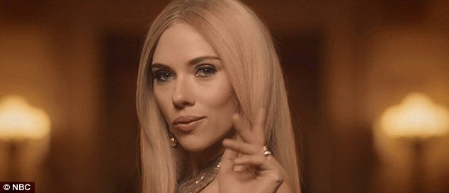 Η Σκάρλετ Γιόχανσον υποδύθηκε την Ιβάνκα Τραμπ -«Καρφιά» για την κόρη του προέδρου [εικόνες & βίντεο] | iefimerida.gr 2