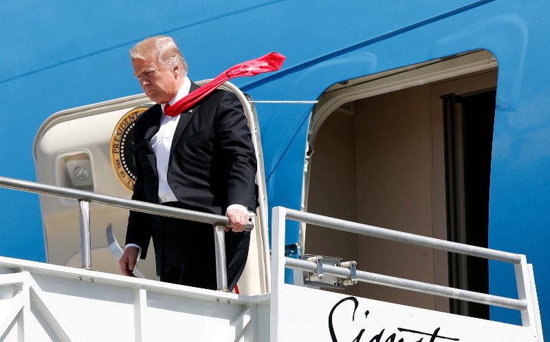 Απίστευτος Τραμπ: Κόλλησε τη γραβάτα του με σελοτέιπ, τον έπιασε ο φακός [εικόνες] | iefimerida.gr 0