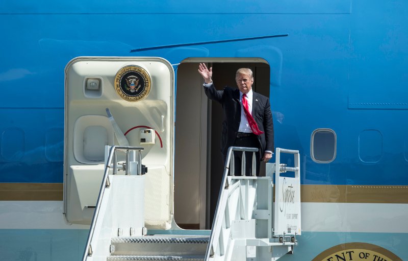 Απίστευτος Τραμπ: Κόλλησε τη γραβάτα του με σελοτέιπ, τον έπιασε ο φακός [εικόνες] | iefimerida.gr 1