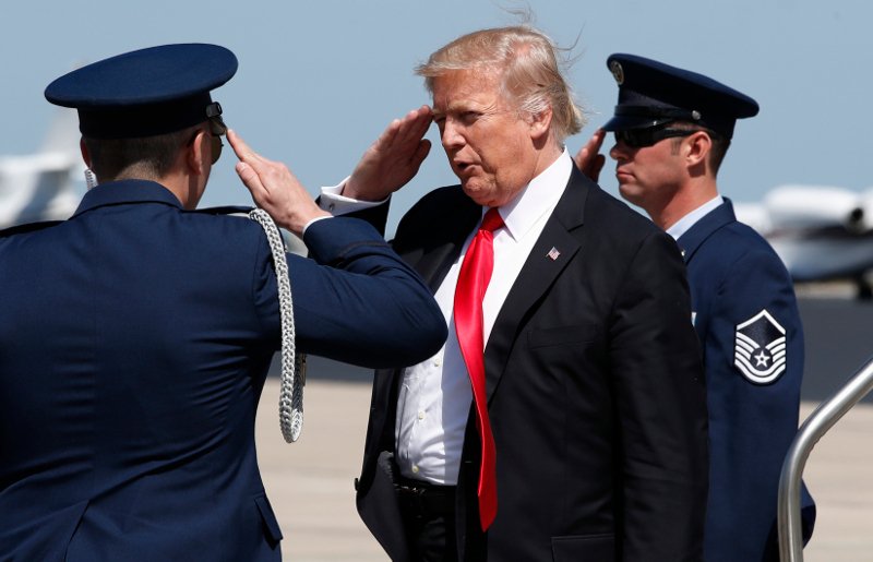 Απίστευτος Τραμπ: Κόλλησε τη γραβάτα του με σελοτέιπ, τον έπιασε ο φακός [εικόνες] | iefimerida.gr 6