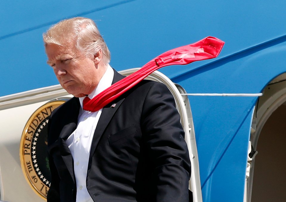 Απίστευτος Τραμπ: Κόλλησε τη γραβάτα του με σελοτέιπ, τον έπιασε ο φακός [εικόνες] | iefimerida.gr 2