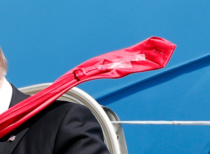 Απίστευτος Τραμπ: Κόλλησε τη γραβάτα του με σελοτέιπ, τον έπιασε ο φακός [εικόνες] | iefimerida.gr 3