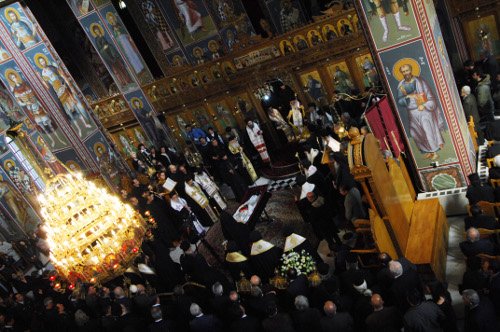 Το τελευταίο αντίο στον μητροπολίτη Σταγών και Μετεώρων Σεραφείμ [εικόνες] | iefimerida.gr 0