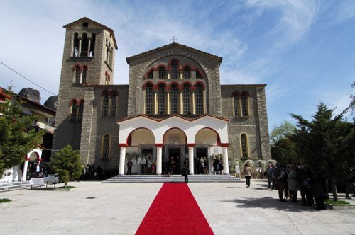 Το τελευταίο αντίο στον μητροπολίτη Σταγών και Μετεώρων Σεραφείμ [εικόνες] | iefimerida.gr 8