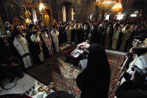 Το τελευταίο αντίο στον μητροπολίτη Σταγών και Μετεώρων Σεραφείμ [εικόνες] | iefimerida.gr 4