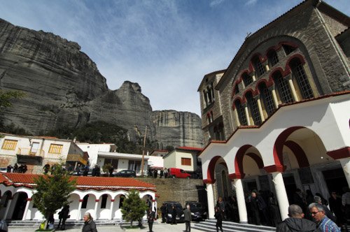 Το τελευταίο αντίο στον μητροπολίτη Σταγών και Μετεώρων Σεραφείμ [εικόνες] | iefimerida.gr 7