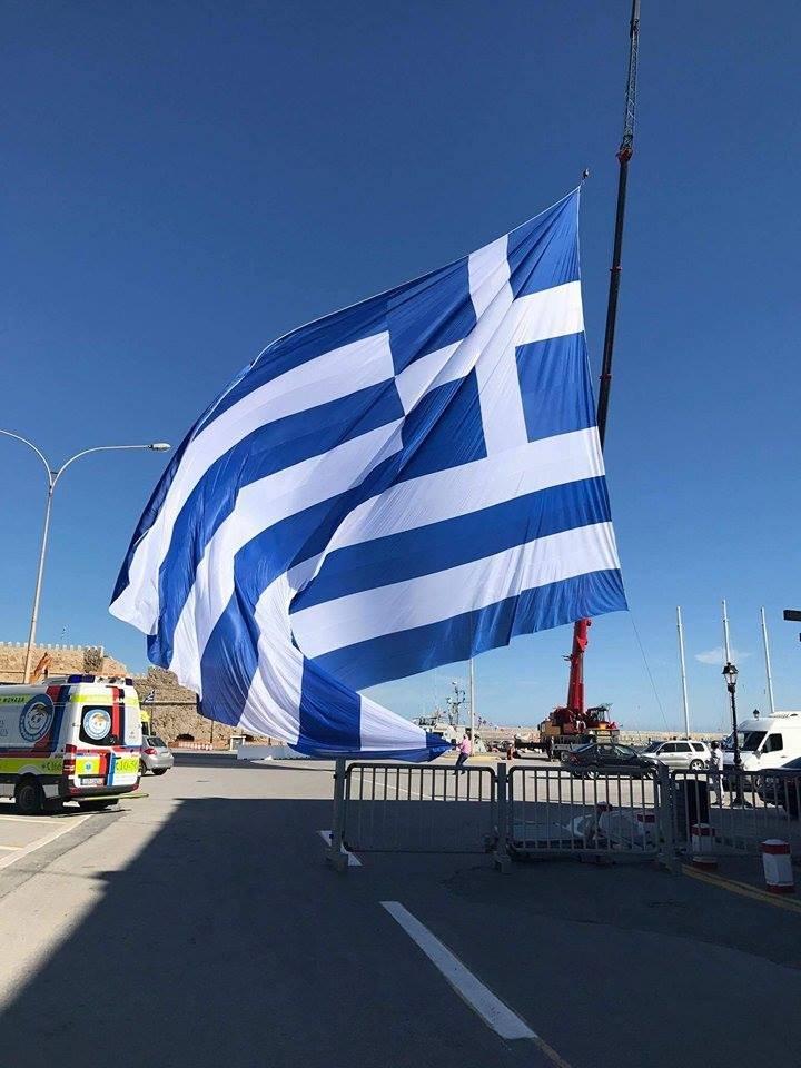 25η Μαρτίου: Η μεγαλύτερη γαλανόλευκη κυματίζει στο Ηράκλειο Κρήτης [εικόνες & βίντεο] | iefimerida.gr 0