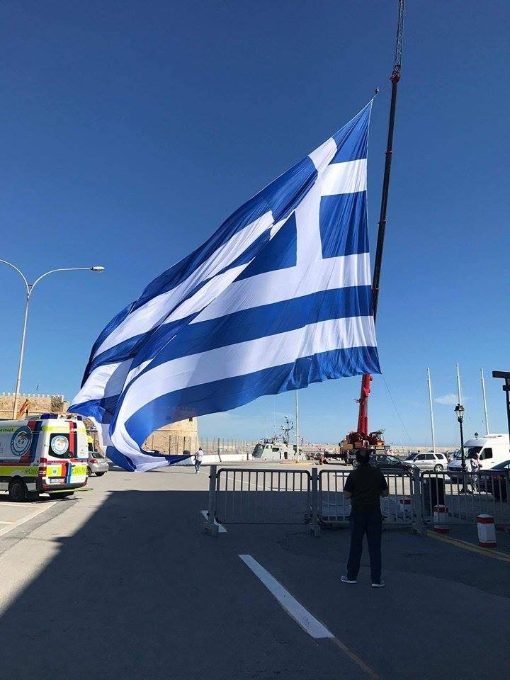 25η Μαρτίου: Η μεγαλύτερη γαλανόλευκη κυματίζει στο Ηράκλειο Κρήτης [εικόνες & βίντεο] | iefimerida.gr 1