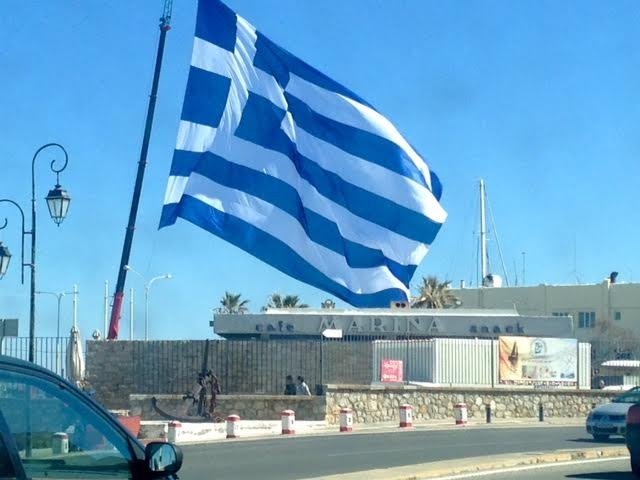 25η Μαρτίου: Η μεγαλύτερη γαλανόλευκη κυματίζει στο Ηράκλειο Κρήτης [εικόνες & βίντεο] | iefimerida.gr 2