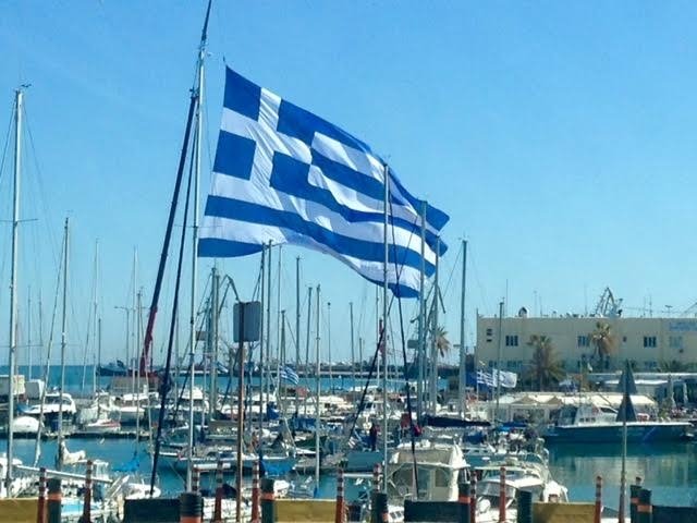 25η Μαρτίου: Η μεγαλύτερη γαλανόλευκη κυματίζει στο Ηράκλειο Κρήτης [εικόνες & βίντεο] | iefimerida.gr 3