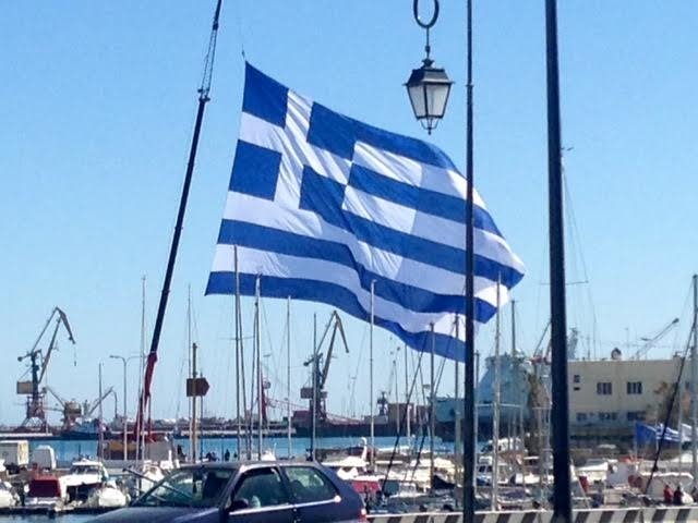 25η Μαρτίου: Η μεγαλύτερη γαλανόλευκη κυματίζει στο Ηράκλειο Κρήτης [εικόνες & βίντεο] | iefimerida.gr 4