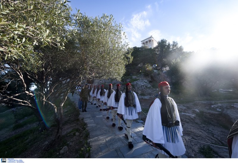Εντυπωσιακές εικόνες στο πυροβολείο του Λυκαβηττού: 21 βολές για την 25η Μαρτίου | iefimerida.gr 0