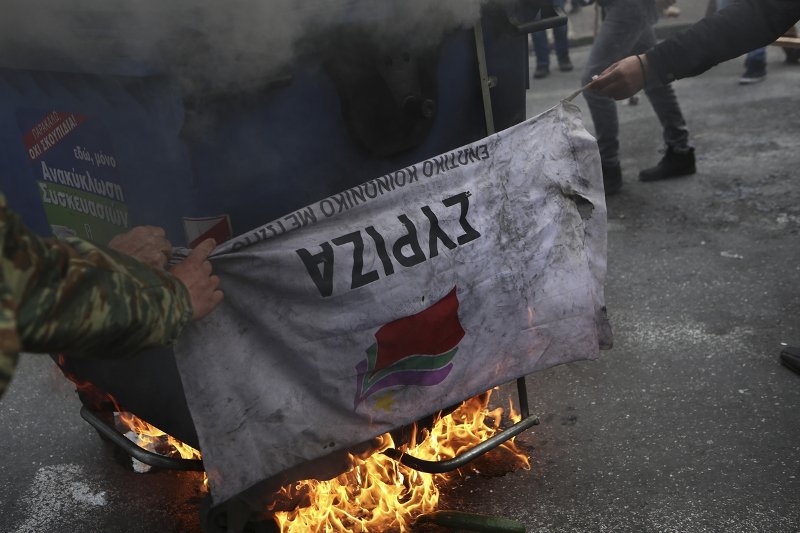 Η οργή των αγροτών ξέσπασε στην Αθήνα: Ξύλο και κάψιμο σημαίας του ΣΥΡΙΖΑ [εικόνες] | iefimerida.gr 10