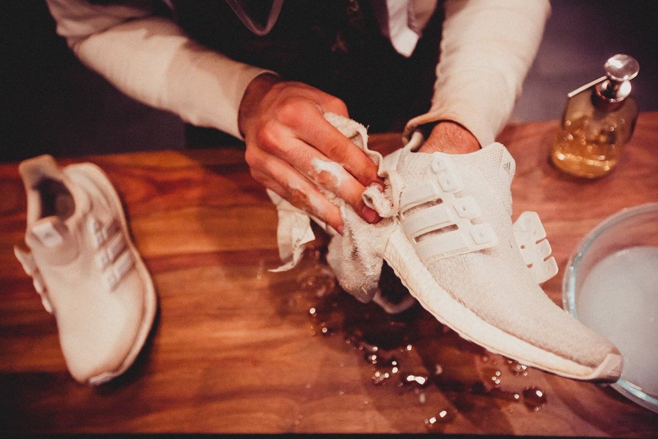 Νέο επάγγελμα: Καθαριστήρια για sneakers [εικόνες] | iefimerida.gr 4