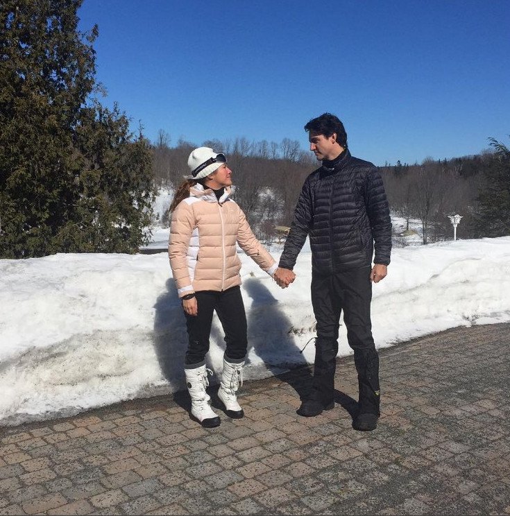 Σύζυγος Τριντό για την ημέρα της γυναίκας: Γιορτάζουμε με τους άντρες, πιαστείτε χέρι χέρι [εικόνα]  | iefimerida.gr 0