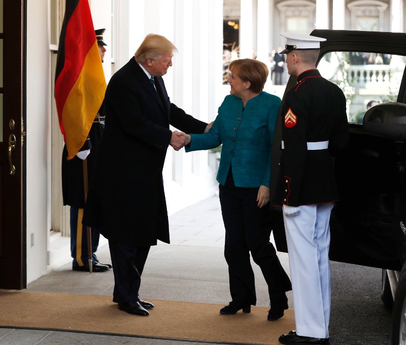 Απίστευτη προσβολή Τραμπ σε Μέρκελ: Την αγνόησε όταν τον ρώτησε για να κάνουν χειραψία [βίντεο] | iefimerida.gr 2