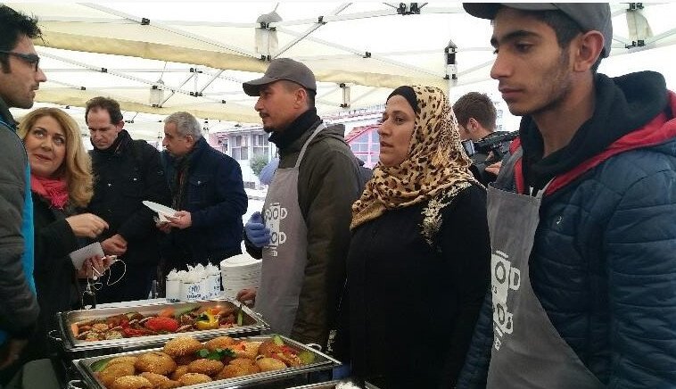 Θεσσαλονίκη: Οι πρόσφυγες μαγειρεύουν παραδοσιακά εδέσματα στο λιμάνι [εικόνες] | iefimerida.gr 4