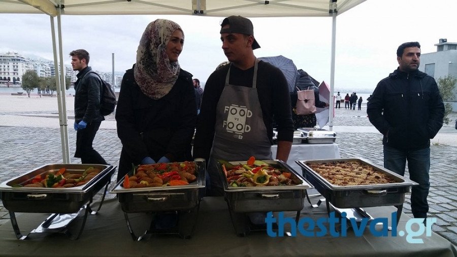 Θεσσαλονίκη: Οι πρόσφυγες μαγειρεύουν παραδοσιακά εδέσματα στο λιμάνι [εικόνες] | iefimerida.gr 5