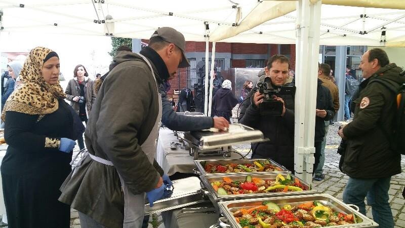 Θεσσαλονίκη: Οι πρόσφυγες μαγειρεύουν παραδοσιακά εδέσματα στο λιμάνι [εικόνες] | iefimerida.gr 6