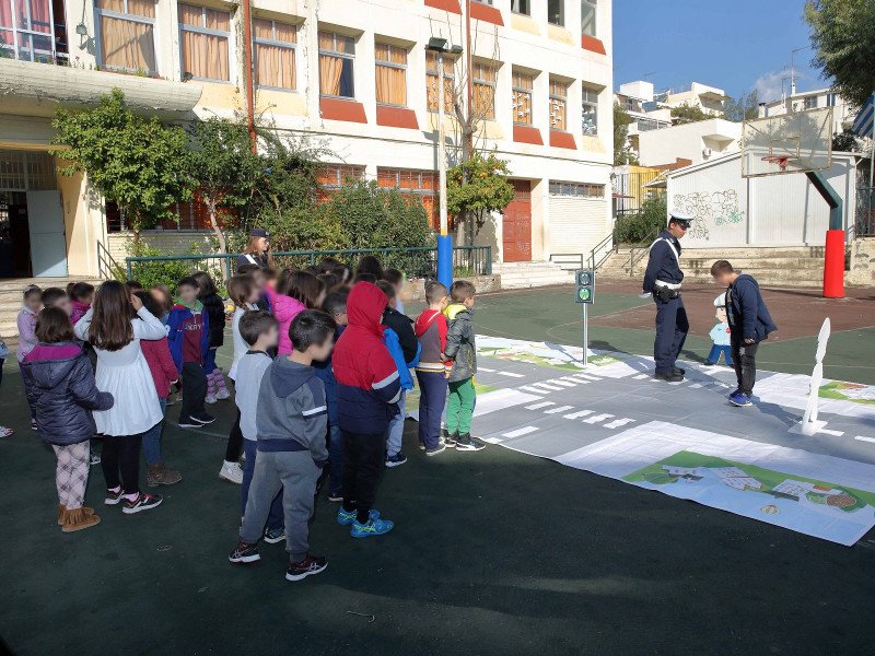 Η Τροχαία στα σχολεία -Μαθήματα οδικής ασφάλειας και κυκλοφοριακής αγωγής στα παιδιά [εικόνες] | iefimerida.gr 1