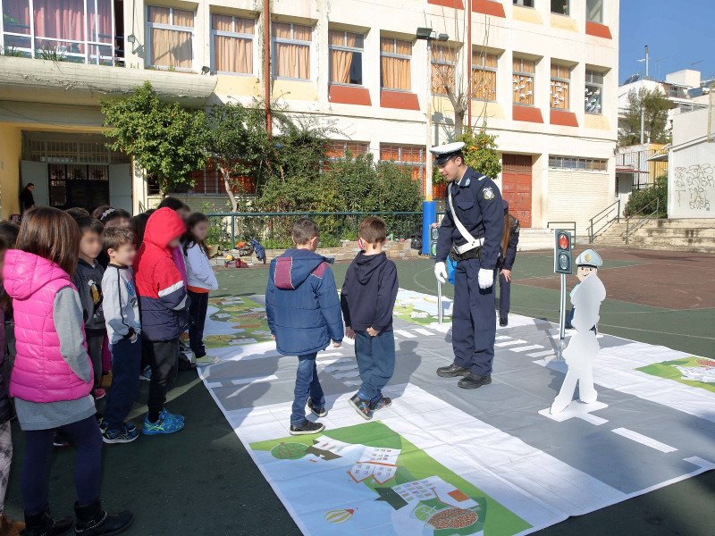 Η Τροχαία στα σχολεία -Μαθήματα οδικής ασφάλειας και κυκλοφοριακής αγωγής στα παιδιά [εικόνες] | iefimerida.gr 2
