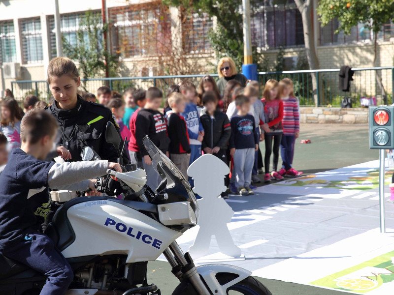 Η Τροχαία στα σχολεία -Μαθήματα οδικής ασφάλειας και κυκλοφοριακής αγωγής στα παιδιά [εικόνες] | iefimerida.gr 3