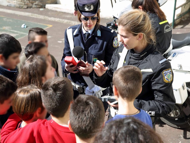 Η Τροχαία στα σχολεία -Μαθήματα οδικής ασφάλειας και κυκλοφοριακής αγωγής στα παιδιά [εικόνες] | iefimerida.gr 4