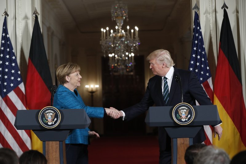 Απίστευτη προσβολή Τραμπ σε Μέρκελ: Την αγνόησε όταν τον ρώτησε για να κάνουν χειραψία [βίντεο] | iefimerida.gr 1