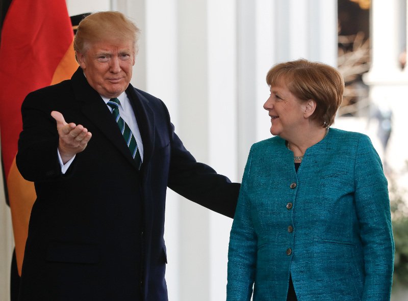 Απίστευτη προσβολή Τραμπ σε Μέρκελ: Την αγνόησε όταν τον ρώτησε για να κάνουν χειραψία [βίντεο] | iefimerida.gr 3