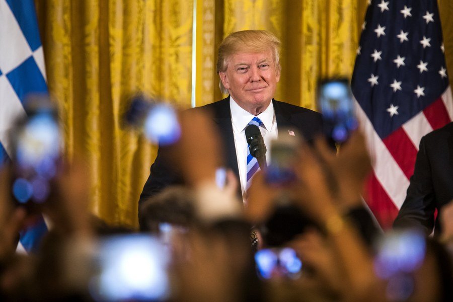 Τραμπ: Ι love the Greeks! -Μπουζούκια και κρητικοί χοροί στον Λευκό Οίκο [βίντεο] | iefimerida.gr 1